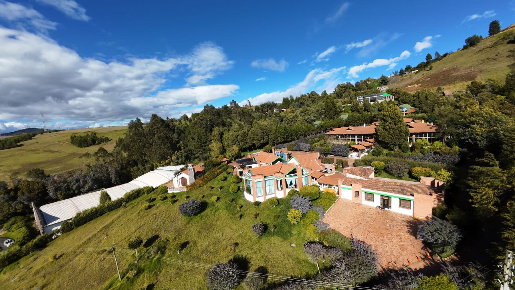 Vista aérea del clubhouse y los terrenos de Hacienda Boyacá, cerca de Tunja
